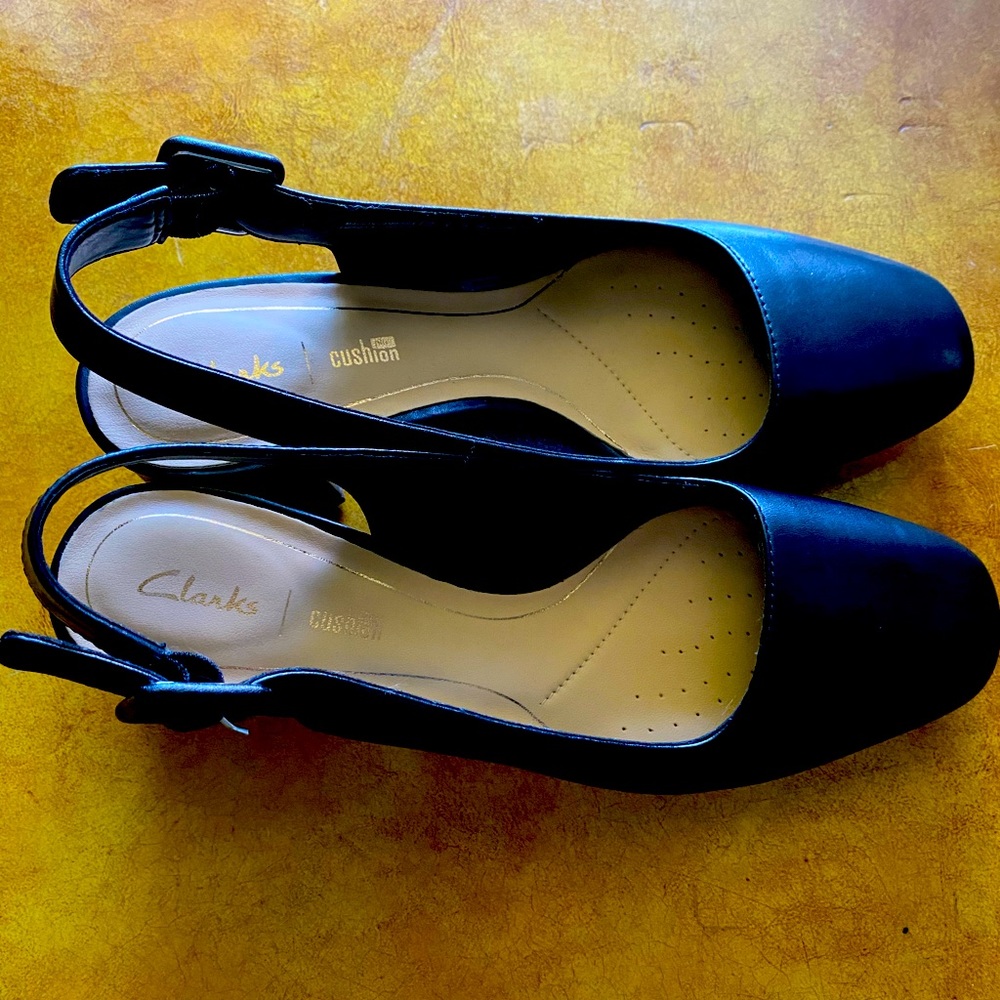 Size 8M Clarks cushion sling backs